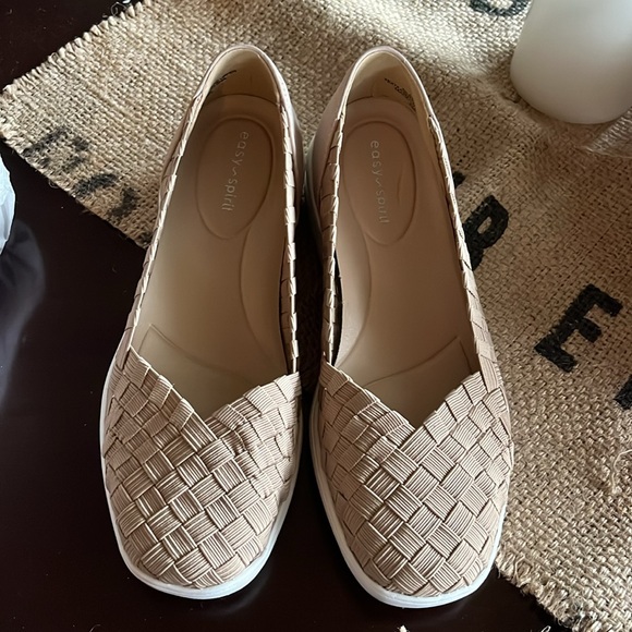 Easy Spirit tan woven flat Size 5 - Picture 4 of 7